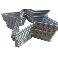 Srebrna gwiazda z drutu.